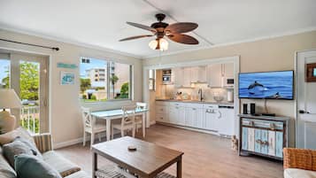 Condo, 1 Queen Bed with Sofa bed (Friendly Native 507) | Living area