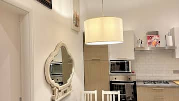 Apartment | Eigene Küche | Großer Kühlschrank, Mikrowelle, Ofen, Herdplatte