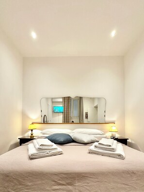 2 bedrooms, Egyptian cotton sheets, premium bedding, down duvets - Vacanze Romane Laterano (Rome)