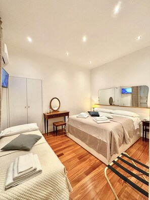 2 bedrooms, Egyptian cotton sheets, premium bedding, down duvets - Vacanze Romane Laterano (Rome)