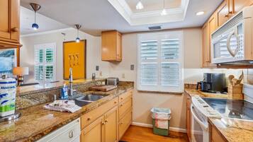 House, 1 Queen Bed (Pelican Pointe 3B) | Private kitchen