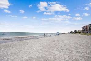 House, 1 Queen Bed (Pelican Pointe 3B) | Beach | On the beach - Pelican Pointe 3B (Indian Shores)