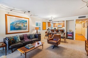 House, 1 Queen Bed (Pelican Pointe 3B) | Living area | TV