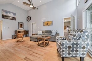 Smart TV, fireplace - Elora Grandeur: The Pinnacle Retreat` (Elora)