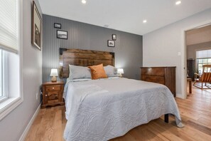 3 bedrooms, desk, iron/ironing board, travel cot - (A) Elora Grand River Suite (Elora)