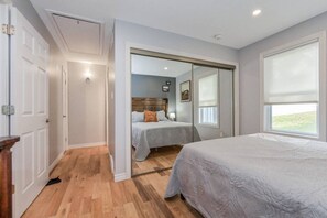 4 slaapkamers, een bureau, een strijkplank/strijkijzer, reisbedje