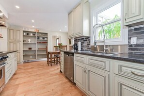 Fridge, microwave, oven, stovetop - (A)  Elora Grand River Suite (Elora)
