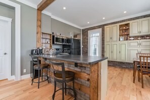 Fridge, microwave, oven, stovetop - (C) Elora Riverview Flat (Elora)