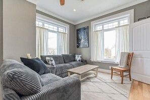 Smart TV - Elora Gingerview Its comfort with a View (Elora)