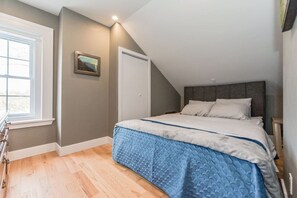 3 bedrooms, desk, iron/ironing board, travel crib