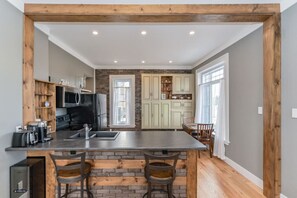 Fridge, microwave, oven, stovetop - (C) Elora Riverview Flat (Elora)