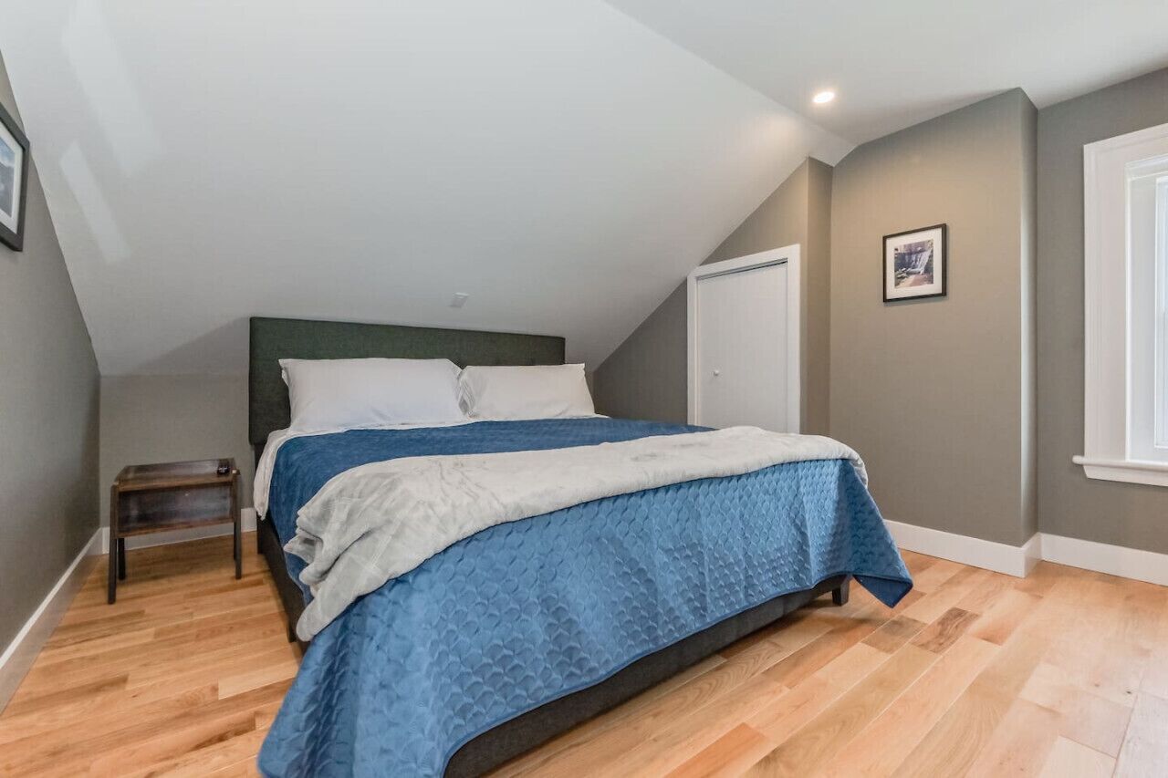 2 bedrooms, desk, iron/ironing board, travel crib