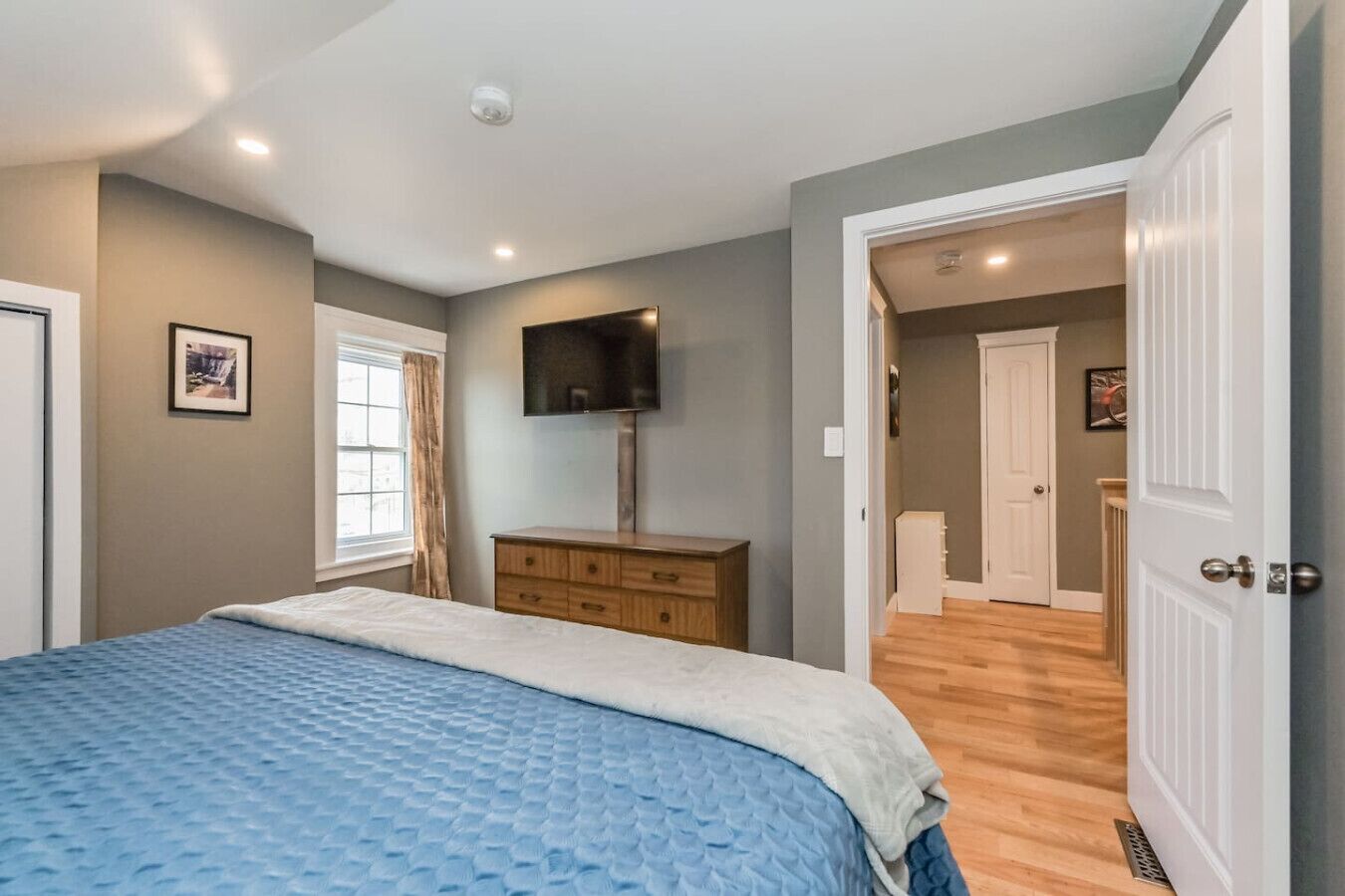 2 bedrooms, desk, iron/ironing board, travel crib