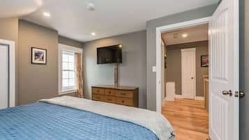 2 bedrooms, desk, iron/ironing board, travel crib