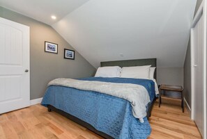 Desk, iron/ironing board, travel crib, WiFi - (C) Elora Riverview Flat (Elora)