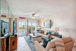 Apartment, Mehrere Betten (Land's End 3-405 Bay Front - Premier) | Wohnbereich | Fernseher