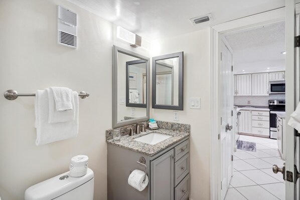 Appartamento, letti multipli (Land's End 3-405 Bay Front - Premier) | Bagno | Sapone, carta igienica
