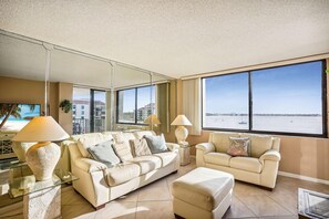 Condo, 1 cama King size (Bahia Del Mar 1 501) | Área de sala de estar