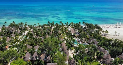 Modern penthouse with open layout, rooftop pool, jetted tub, gym, W/D, & balcony