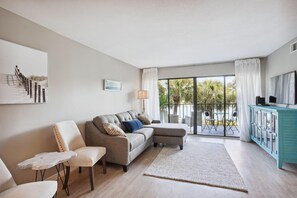 Apartment, 2 Queen-Betten (Land's End 1-306 Bay Front- Premier) | Wohnbereich | Fernseher