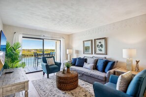 Condo, Multiple Beds (Bayshore Yacht & Tennis 409 - Premier) | Living area