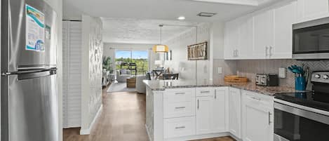 Condo, várias camas (Bayshore Yacht & Tennis 409 - Premier) | Cozinha privada | Fogão, torradeira