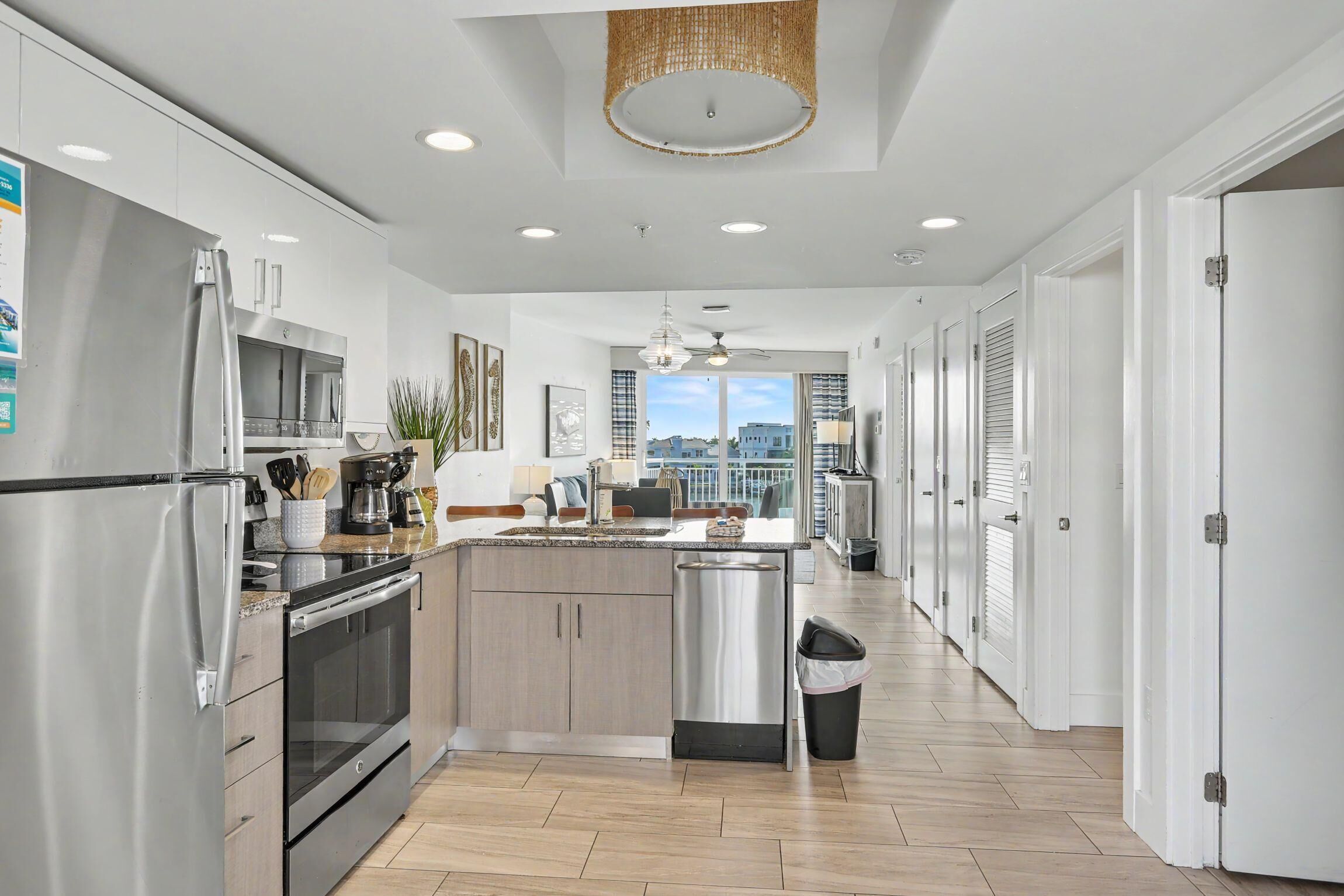Condo, Plusieurs lits (Oceana 301 East) | Cuisine privée | Un four, grille-pain