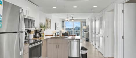 Condo, Plusieurs lits (Oceana 301 East) | Cuisine privée | Un four, grille-pain