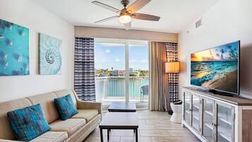 Apartment, Mehrere Betten (Oceana 301 East) | Wohnbereich | Fernseher