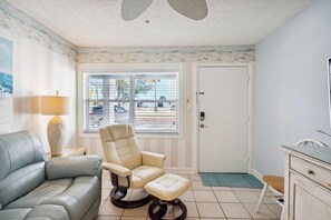 คอนโด, เตียงคิงไซส์ 1 เตียง (Harbor House 37) | บริเวณนั่งเล่น | ทีวี