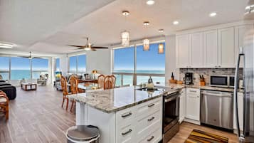 Condo, Plusieurs lits (Madeira Vista 601) | Cuisine privée | Un four, grille-pain