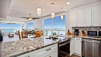 Condo, Plusieurs lits (Madeira Vista 601) | Cuisine privée | Un four, grille-pain