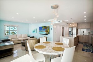 Appartamento, letti multipli (Emerald Isle 403 - Premier) | Area soggiorno | TV