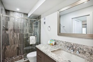 Appart'hĂŽtel, plusieurs lits (Emerald Isle 403 - Premier) | Salle de bain | Savon, papier toilette