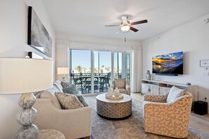 Leilighet, flere senger (The Harbor Condo 303 - Premier) | Oppholdsområde | TV