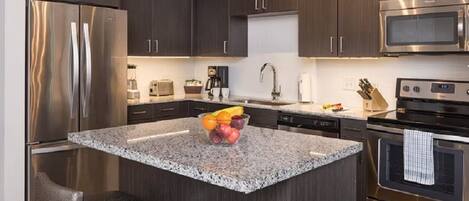 Een magnetron, een kookplaat, een vaatwasser