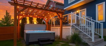 Chic Retreat w/Hot Tub - King Bed - Fireplace - WEM