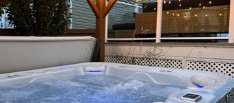 Chic Retreat w/Hot Tub - King Bed - Fireplace - WEM