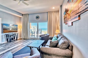 Apartamento, 1 cama de matrimonio grande con sofá cama (Madeira Bay Resort I 1502) | Zona de estar | Una televisión