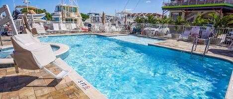 Condo, 1 cama King size y sofá cama (Madeira Bay Resort I 1502) | Alberca