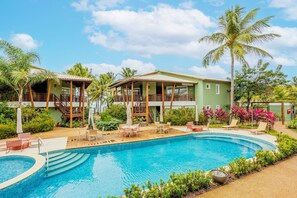 Outdoor pool, pool umbrellas, pool loungers - IT22 Lindo Apto 3 Quartos a Beira Mar (Camaçari)