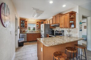 ハウス ベッド (複数台) (Riptide Resort) | 専用キッチン