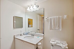 Apartamento, varias camas (Tides 6-563) | Baño | Jabón y papel higiénico