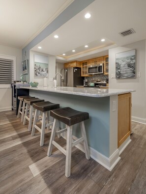 Apartment, Mehrere Betten (Land's End 4-306 Bay Front - Premier) | Eigene Küche | Ofen, Toaster