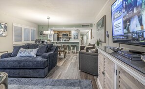 Apartment, Mehrere Betten (Land's End 4-306 Bay Front - Premier) | Wohnbereich | Fernseher