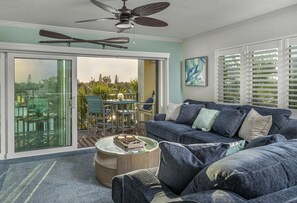 公寓客房, 多張床 (Land's End 4-306 Bay Front - Premier) | 起居區 | 電視