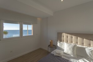 Tabla de planchar con plancha, wifi gratis y ropa de cama 