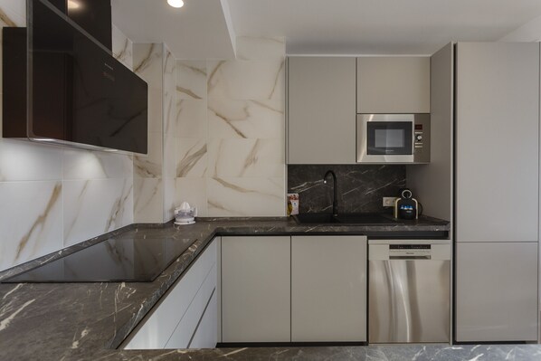 Refrigerador, microondas, lavavajillas y cafetera y tetera