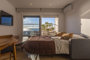 Tabla de planchar con plancha, wifi gratis y ropa de cama