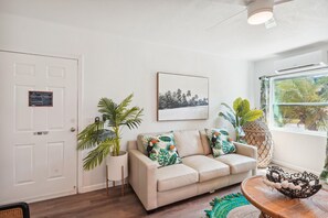Apartment, Mehrere Betten (Salt Water Suites 01 - Coconut Palm 1) | Wohnbereich